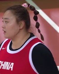 爱游戏体育-6投1中，得2分！女篮顶级中锋连续低迷，球迷：不如刘禹彤